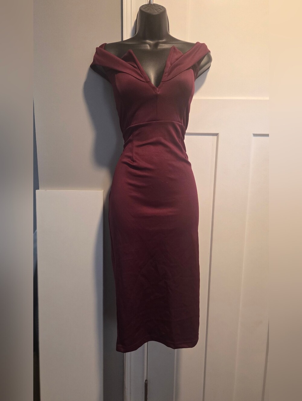 Off-Shoulder Wine Bodycon Dress - Classic Elegance
